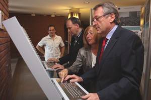 Abgeordneter Strengmann-Kuhn (3. v. re.), Landrat Gall (re.) und die Kreistagsabgeordnete Ursula Worms an den Computerterminals beim Betrachten historischer Bundestagsdebatten