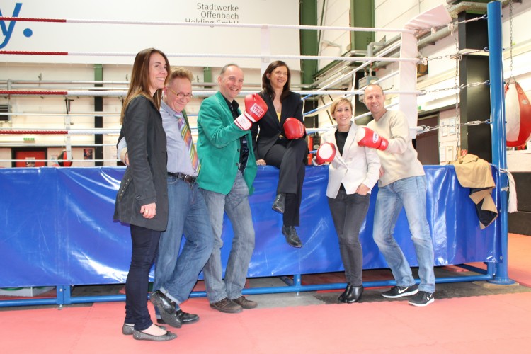 Gruppenbild mit Boxhandschuh